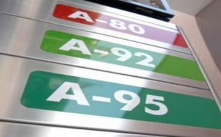 Правительство пояснило цены на бензин