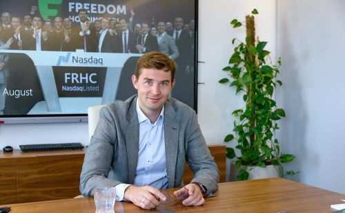 Тимур Турлов, казахстанский предприниматель и финансист. Основатель и генеральный директор финан- сового конгломерата Freedom Holding Corp., предостав- ляющего инвестиционно-банковские, брокерские, стра- ховые и ипотечные услуги. Холдинг представлен в США, странах Европы и Центральной Азии. Европейское подразделение группы, компания Freedom Finance Europe, имеет штаб-квартиру в Лимасоле.