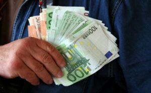 Власти решают вопрос с пенсиями работающих госслужащих