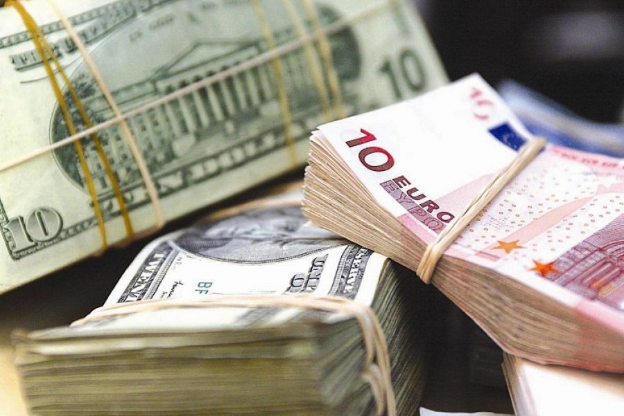 Курс евро упал по отношению к доллару