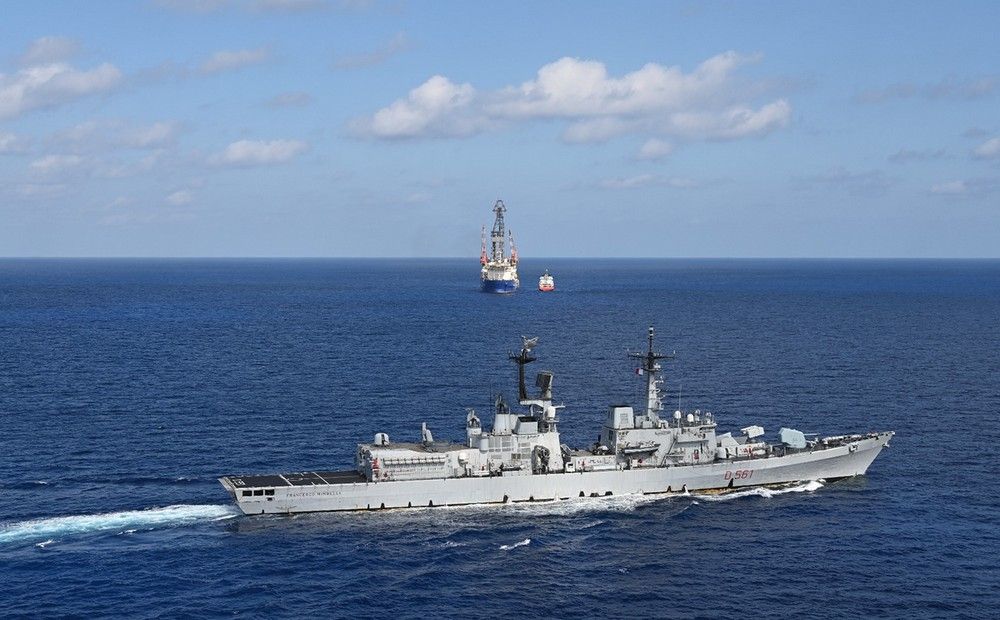 Миноносец ВМФ Италии в исключительной экономической зоне Кипра