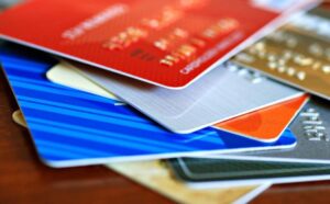 Пластиковыми картами в сентябре расплатились на 284 млн евро