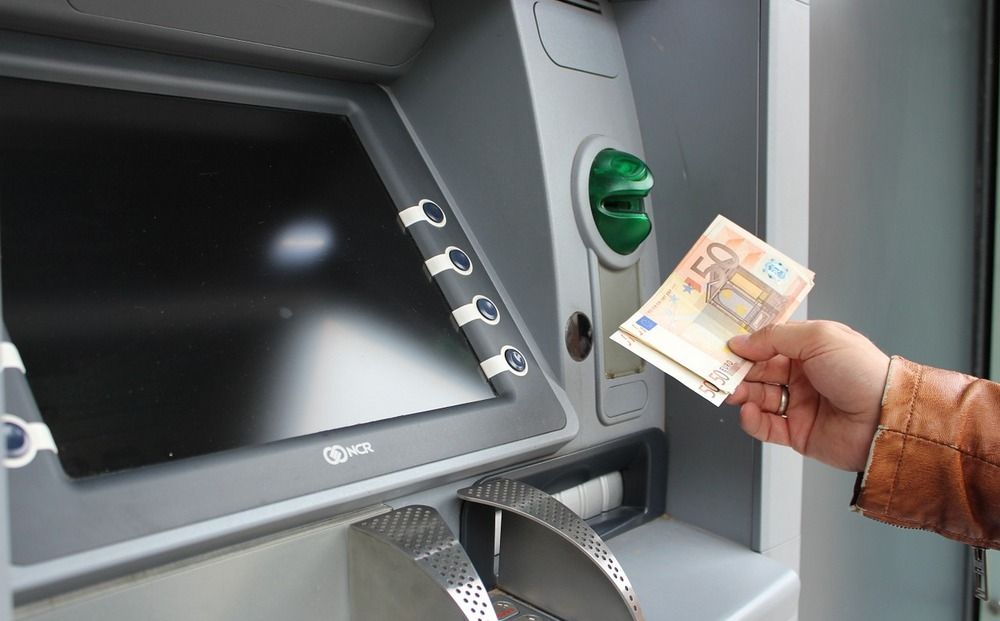 Hellenic Bank: операции с наличными до 500 евро — через банкомат