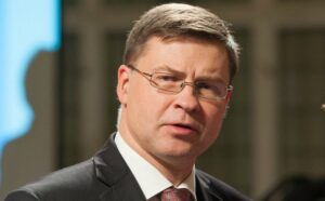 Валдис Домбровскис: Кипру стоит сохранять бдительность