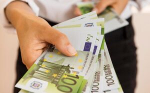 Минимальная зарплата в Евросоюзе и на Кипре: сравнение