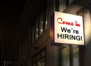В каких сферах безработица ниже в январе?