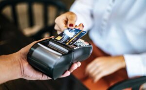 Расчеты картами: кто в итоге платит?