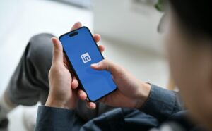 Мужчина смотрит на экран смартфона